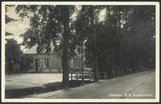 17469 Gezicht op de R.K. Zusterschool te Jutphaas.N.B. Jutphaas is in 1971 opgenomen in de nieuw gevormde gemeente ...
